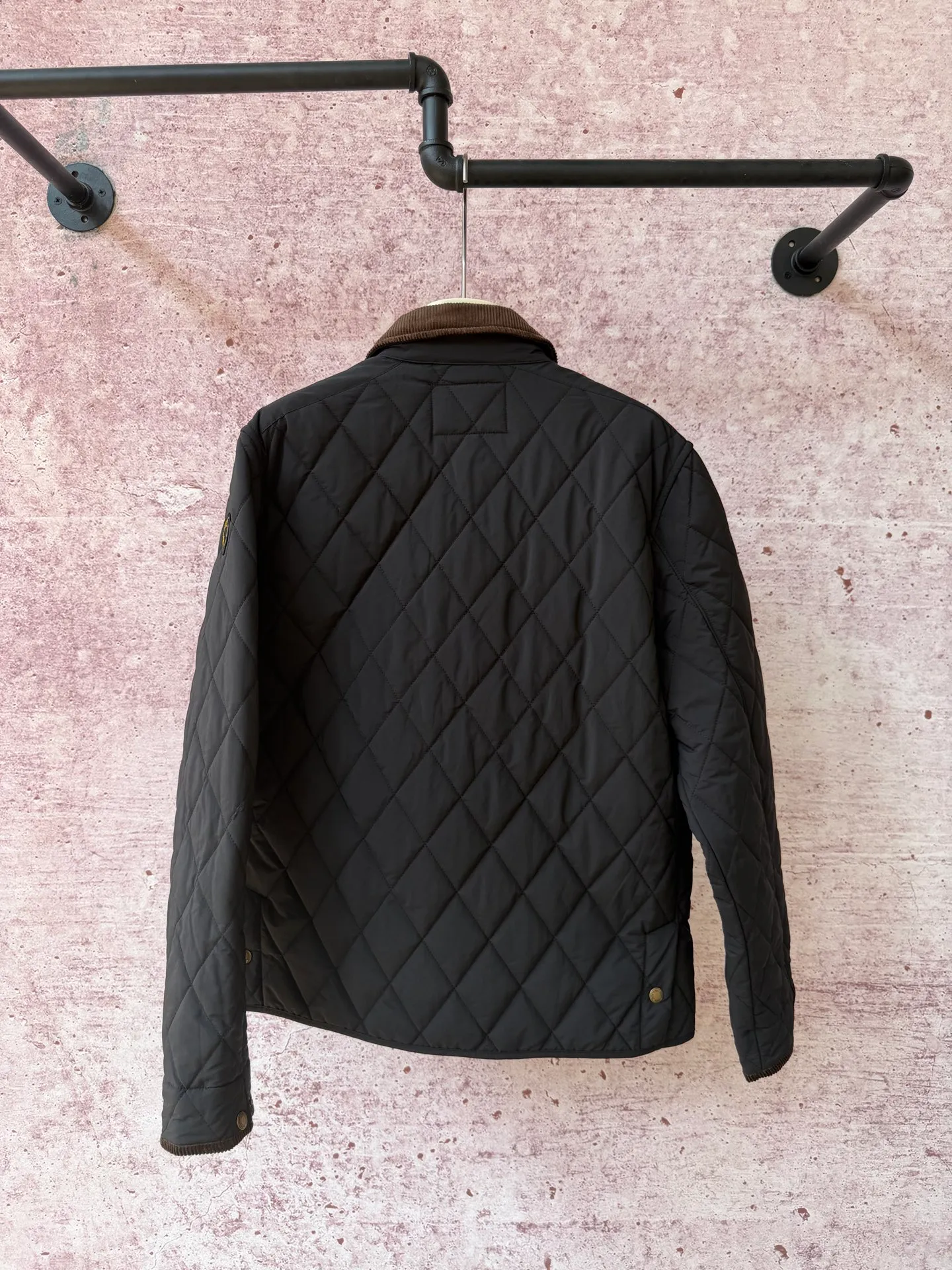 P430 Raff's new rhombus plaid workwear cotton jacket, customized hardware accessories, fine workmanship inside and outside to maintain the original details, simple version, old money style, casual matching, workmanship details restored, diamond grid stitching inside and outside fixed, collar and cuffs with corduroy to add matching attributes, shoulder chapters highlight the brand tonality, hem slit snap design is more matching attributes, full of details